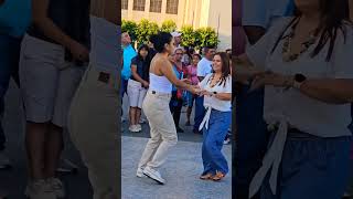 Фото Dos Guapas Chicas Bailando En Plaza Barrios Veanlas 💃🎺🎼🎵🎶🎷👏 #baile #music #dance #shorts