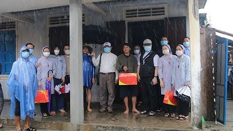 Đức TGM Giuse Nguyễn Chí Linh thăm các gia đình sau cơn bão số 5