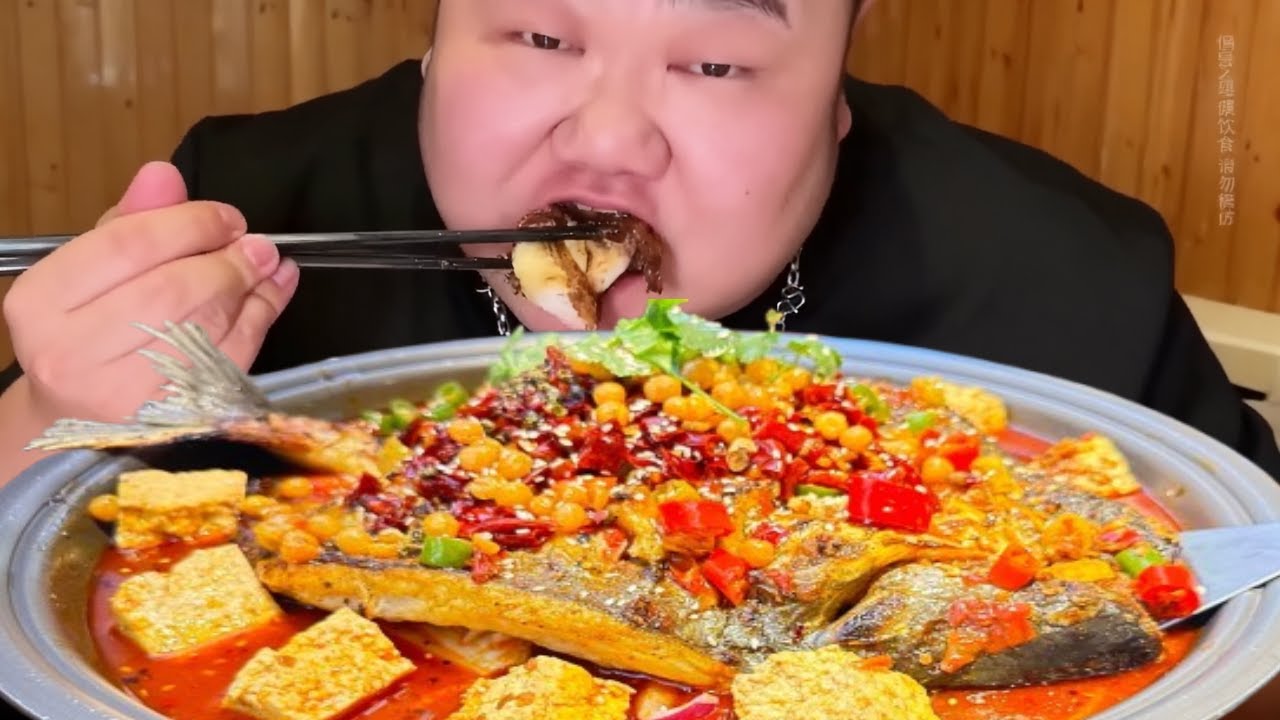 【大胃王挑戰】挑戰豪擲 800 元怒啃北京超大份烤魚！麻辣焦香滋滋直冒油，捧著大盆狂嗦不停滿手流汁一口入魂直接爽翻天！ ｜Food Challenge【櫻木花胖】