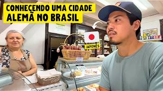 Japonês conhecendo uma cidade alemã no Brasil