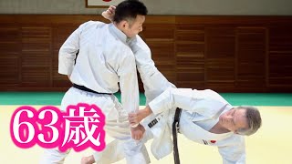 63歳の必殺キックが顔面に！A 63-year-old-karate fighter's Amazing Kick from the ground!