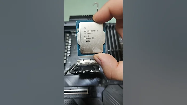 Installing a CPU in an LGA socket. Intel Core i9 14900KF AMD Ryzen 7800x3D #pcmasterrace #pcbuild