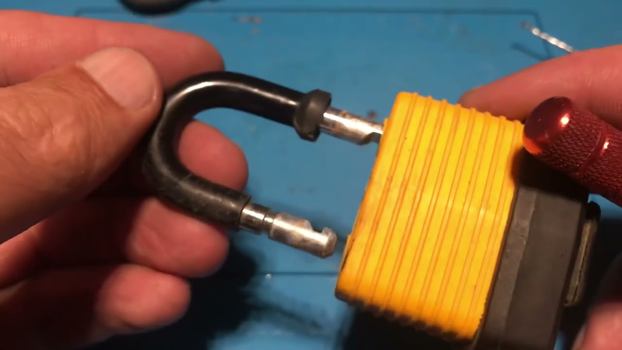 Как вскрыть навесной замок без ключа - YouTube