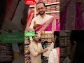 Malik inko bar bar ye sadi dikha rahe aur kah rahi ki pasand nahi aa raha h kya kare aap hi baatiye