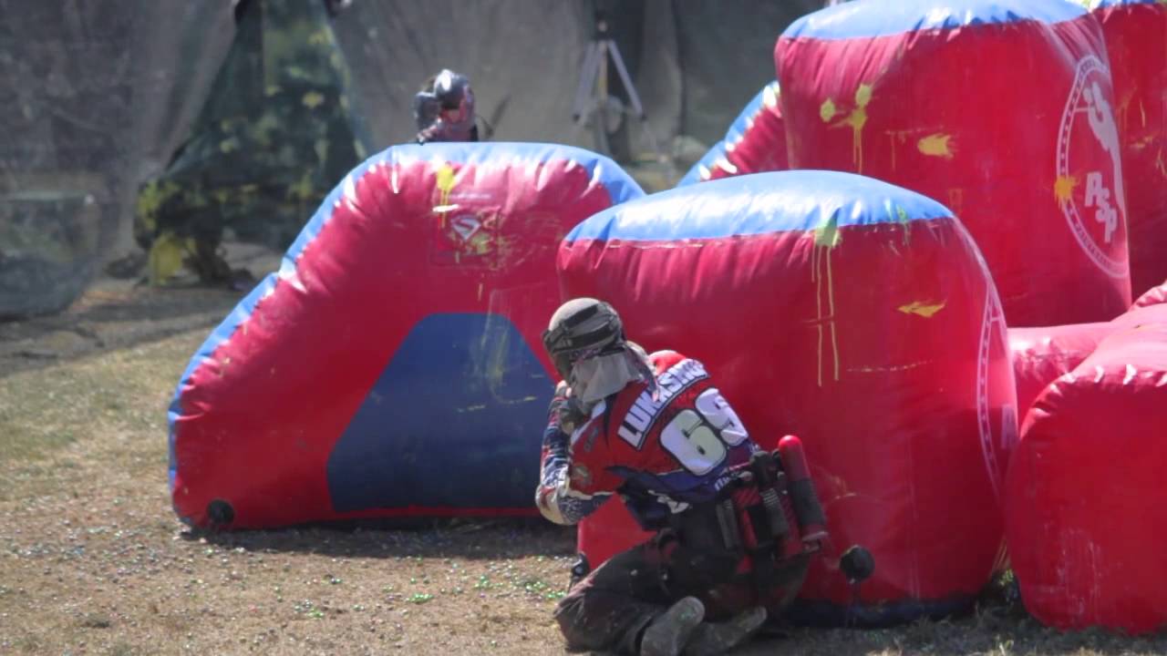 Equipe de paintball e estratégia militar com trabalho em equipe de missão e  zona de guerra com esportes ao ar livre grupo de soldados planejando plano  de jogo tático no campo de