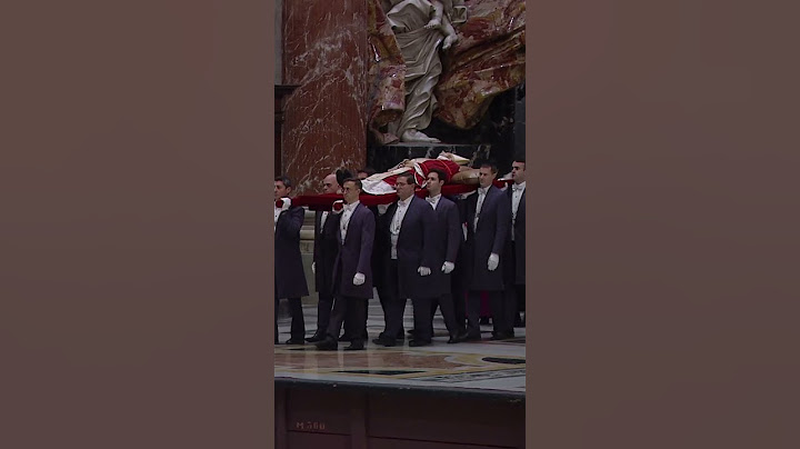La traslazione del corpo di #benedettoxvi nella Basilica di San Pietro #shorts