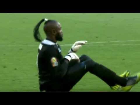 حارس الكونغو كيديابا ي على الأرض جالسا