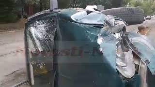Автомобиль ВАЗ-2115 «Лада Самара» врезался в припаркованный у бордюра Audi 100 и перевернулся