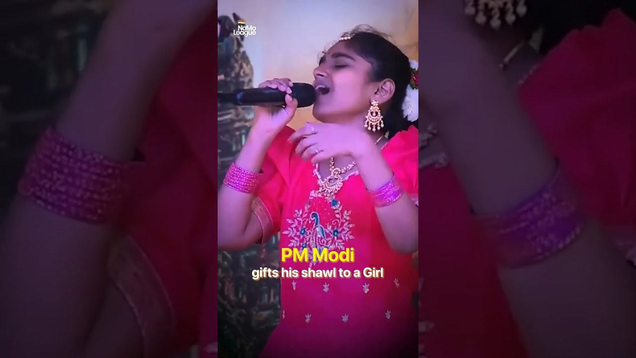 Our beloved PM Narendra Modiji gifted his shawl to a young singer during the Pongal celebrations! 😍