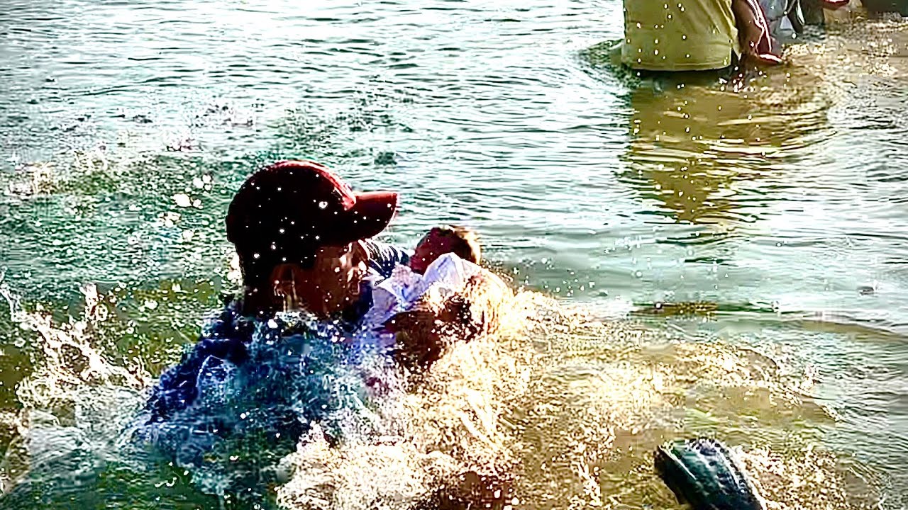 ENTRA AL #riobravo  CON BEBÉ DE 8 DIAS RESBALA Y CAE EL #migrante #hondureño