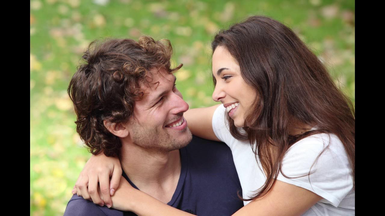 Девушка флиртует. Дружба мужчины и женщины. Симпатия и любовь. Мужчина симпатизирует женщине. Понятие о влюбленности и любви.