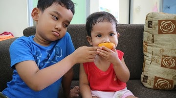 NATASHA REBUTAN JERUK SUNKIST SAMA ABANG WILLIAM - BELAJAR MENGALAH & BERBAGI MAKANAN