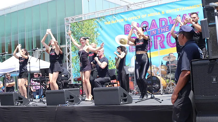 The Cast of CHICAGO performs "We Both Reached for ...