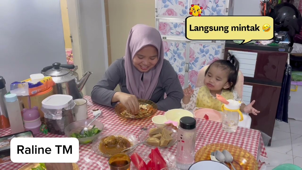 RALINE MAKAN BUAH SEMANGKA DAN KERUPUK HEHEHE 💕💜