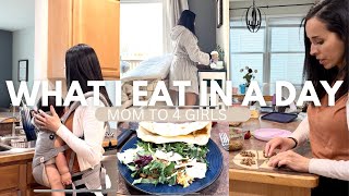 WHAT I EAT IN A DAY // STAY AT HOME MOM VLOG // MOM OF 4 GIRLS