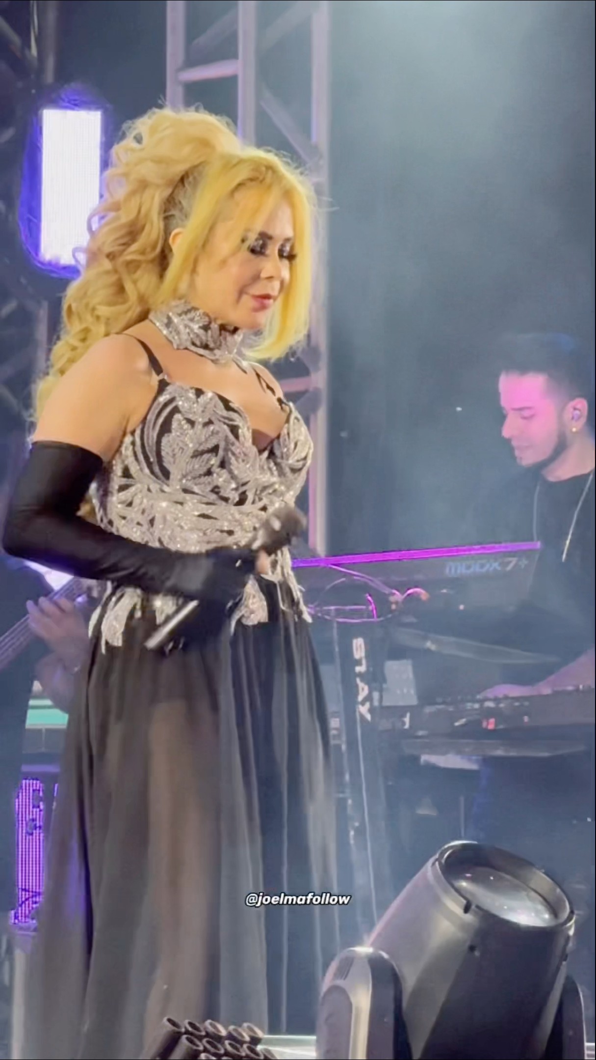 Joelma cantando Deixa eu Sonhar