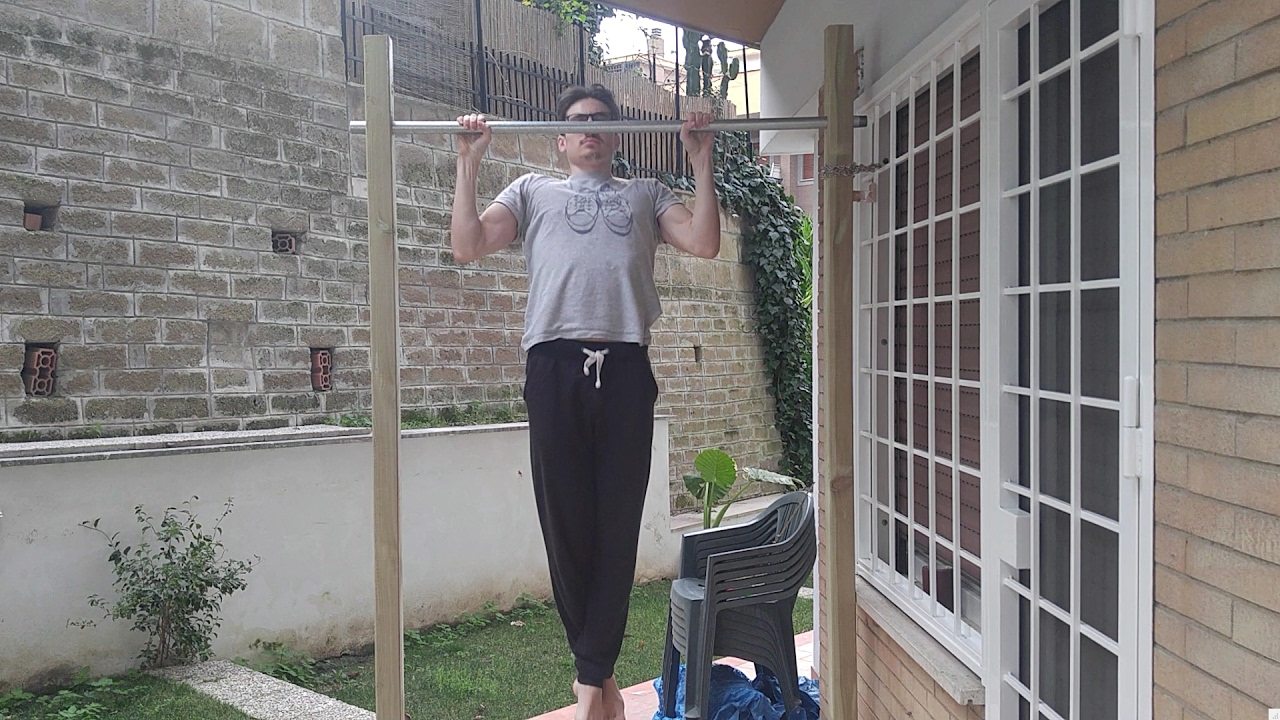 How to make a freestanding pull up bar / diy Sbarra per ...