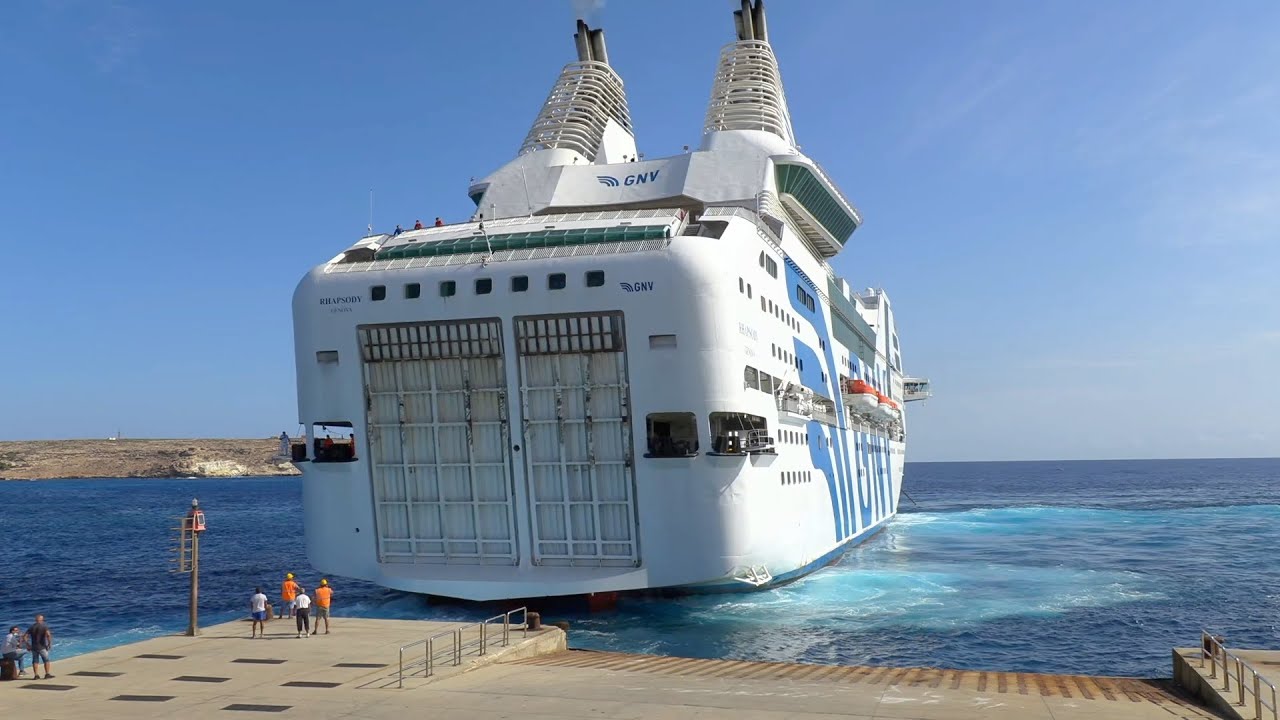 Lampedusa, l'attracco della Rhapsody per trasferire i migranti: rischiato impatto con banchina