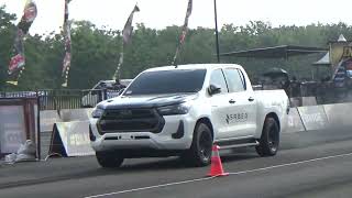 Toyota Hilux Thailook Drag Race