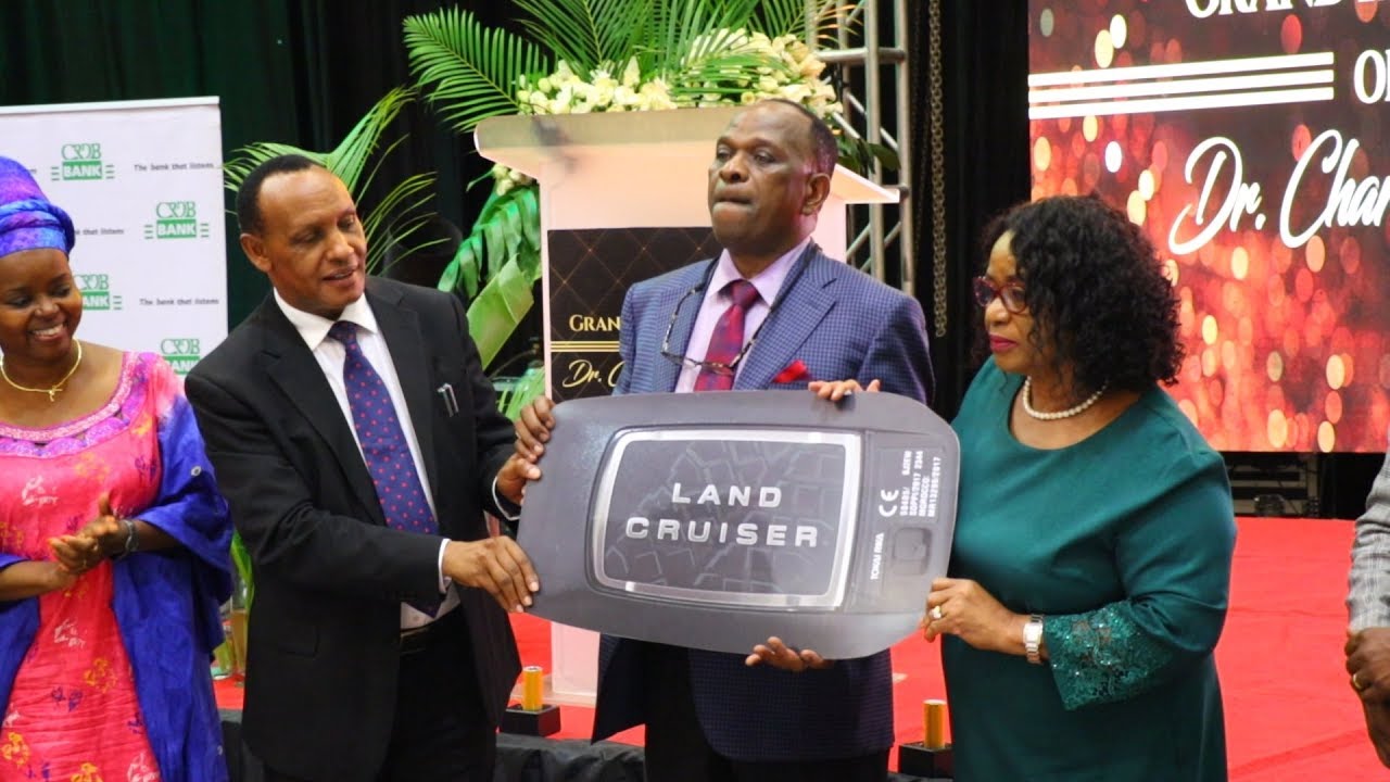 DKT CHARLES KIMEI ALIVYOAGWA NA CRDB BANK, KAPEWA ZAWADI YA GARI