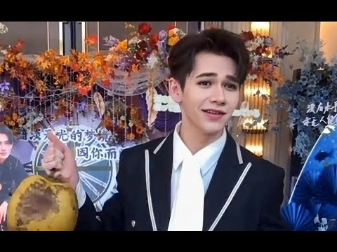 【創造營2021】caelan慶憐把粉絲的一整箱椰子都給拿走了，怎麽那麽可愛