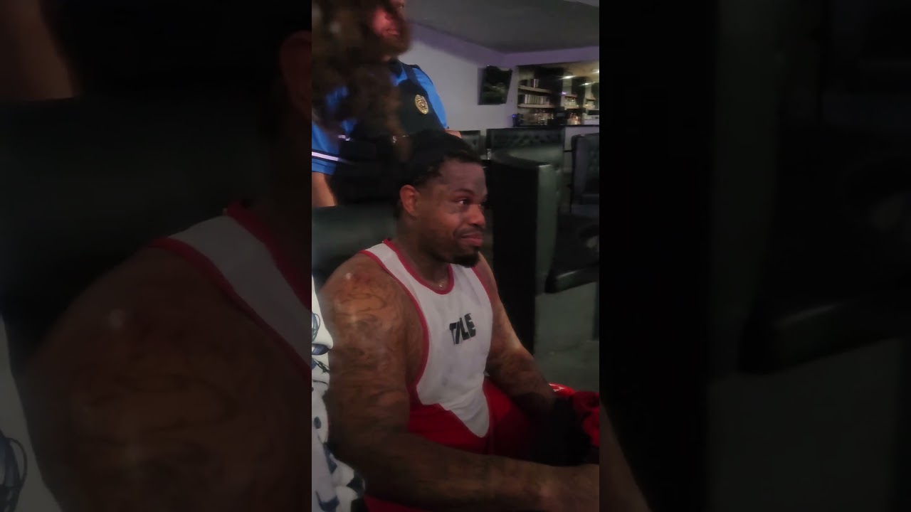 Король Пилюля сказал: «Я крутой». Это многих разочаровало. После этого на него набросилась команд...