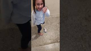 Umay Terliklerini Fırlattı