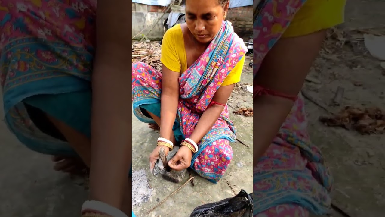 Beautiful village life 179/ village woman cutting anabas for cooking 