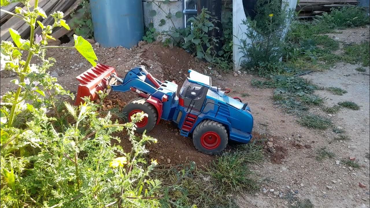 Fronte loader fazendo doca para galera de caminhão tudo escalã 1.14