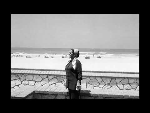 و لما القاك قريب مني واقول البعد تاه عني اشوف عينيك تراعيني وقلبي من لقاك فرحان امل ريحاني