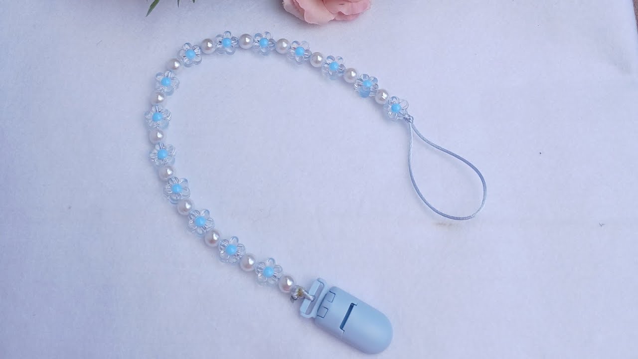 Prendedor de chupeta flores e perolas 