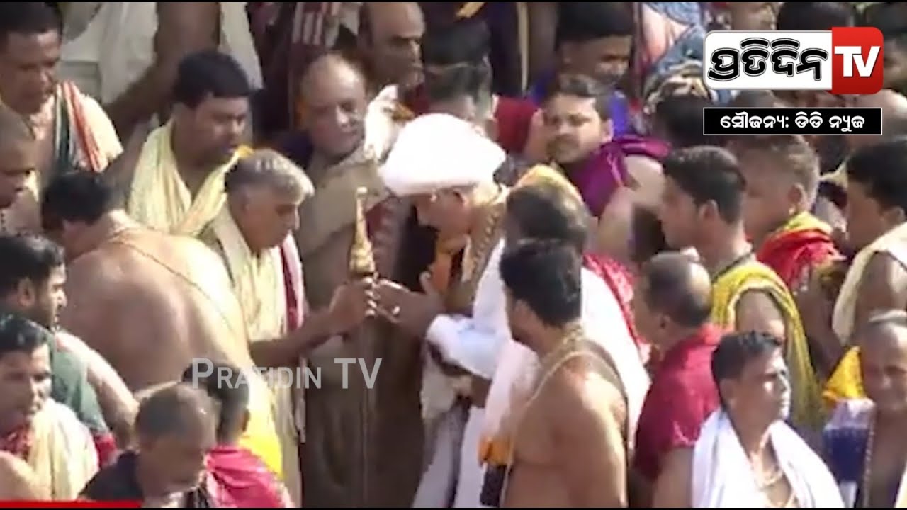 ତିନି ରଥରେ ଛେରା ପହଁରା କଲେ ମହାପ୍ରଭୁଙ୍କ ଆଦ୍ୟ ସେବକ ଗଜପତି ମହାରାଜାPuri Gajapati Performs 'Chera Panhara'