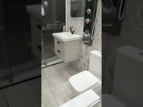 مرحاض ليسكو ملاصق سيدالي ذات الغلق وحده كامله بالمرايه مضيئه والخلاط و بنل