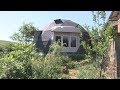На Тернопільщині чоловік вісім років живе у круглій хаті з дерева і соломи