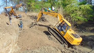 Komatsu Pc200 Poclain Excavator Vs Escort Hydra Stuck In Mud Pulled Out
