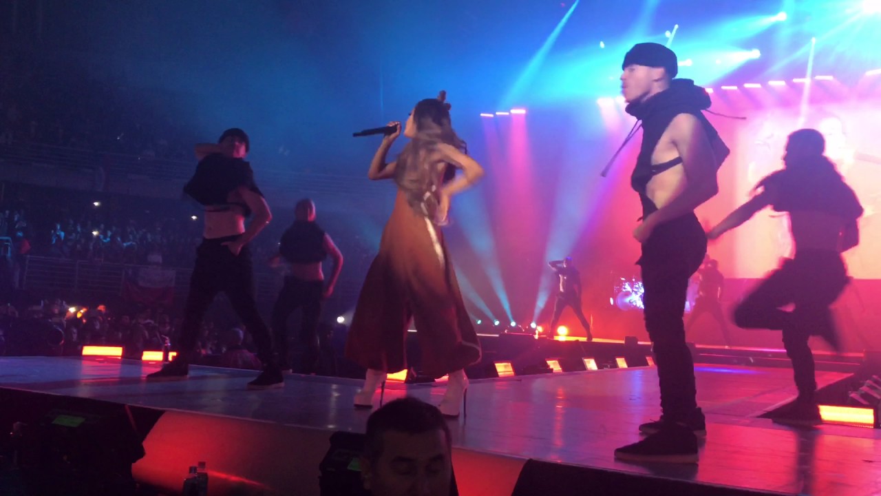 Dangerous Woman Tour Chile - Into You