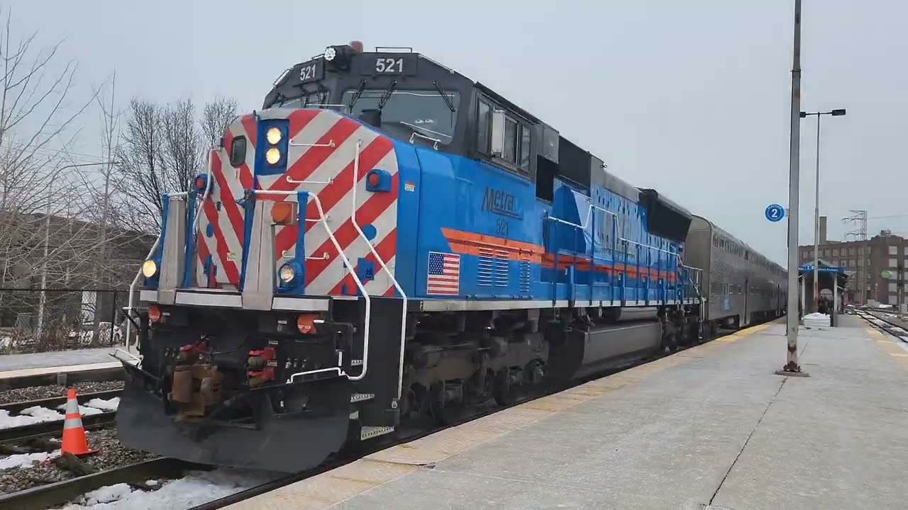 Railfanning Metra MD-N line and exploring around Libertyville, IL + Holiday Train