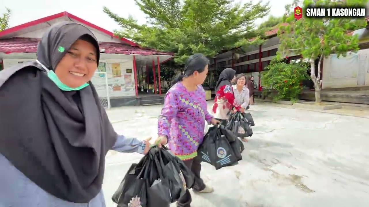 Kerjasama antara guru-guru & Koramil 03 Kasongan saat membagikan MBG di SMAN 1 Kasongan