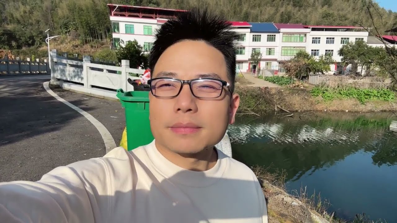 湖南鄉下過春节，在外打工的鄉親回村裡一年熱鬧一回，拜完年連夜買票回深圳