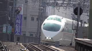 小田急電鉄3000形3467F+1000形1064Fリニューアル車快速急行片瀬江ノ島行き発車・50000形ロマンスカー『VSE』50002Fはこね14号新宿行き通過　登戸駅にて