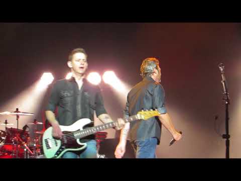 blake-shelton-"a-guy-with-a-girl"-live-@-wells-fargo-center