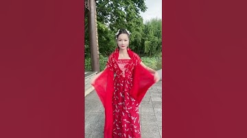 丝巾可以变古装，太好玩了，家里有丝巾的姐妹都学一下，以后出去旅游拍照跳舞转圈圈就穿丝巾了😁#丝巾系法又来更新了 #百变大丝巾#丝巾做古装