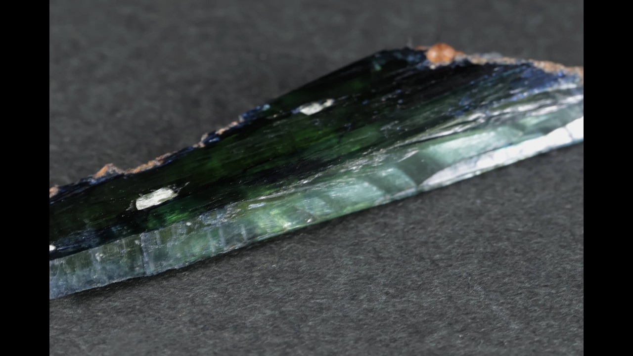 ビビアナイト(藍鉄鉱) 結晶 2.3g / Vivianite - YouTube