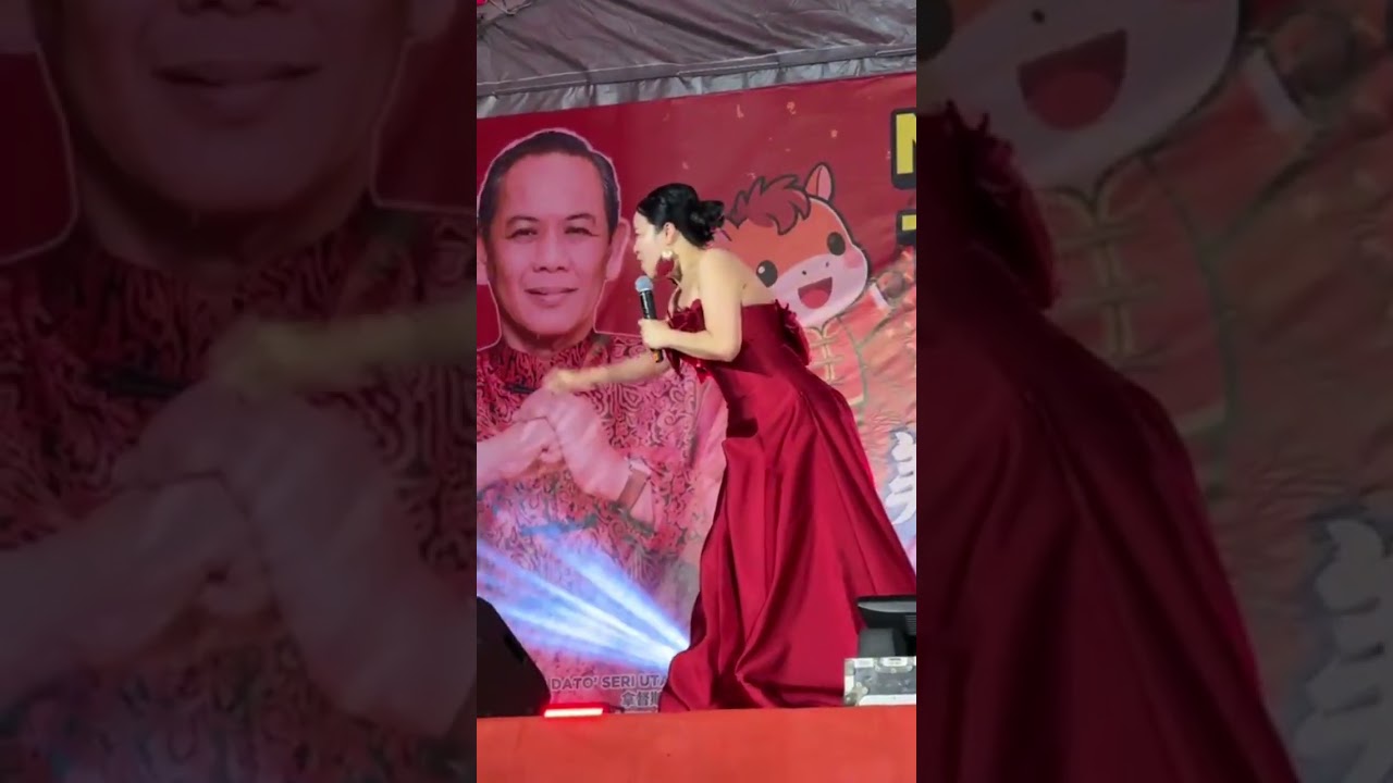 水蓉在lukut歌台演唱几首新年歌曲,包括 迎春花，大地回春，合家欢。