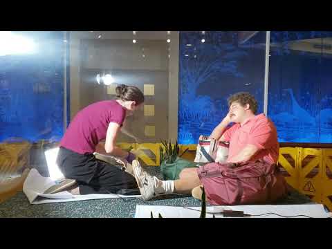 It was a glass case of emotion in here! 😴 Our hyperrealistic sculpture by Duane Hanson, 