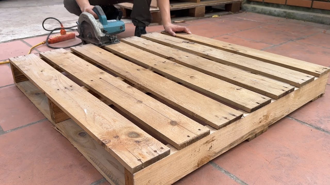 Woodworking Project That SHOCKED Professional Recyclers!  Pallet to Garden Furniture