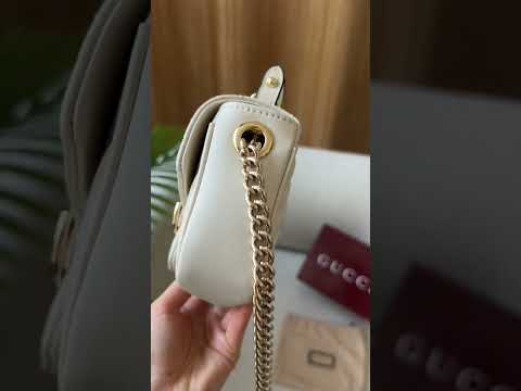 Сумка жіноча GG Marmont Mini Top Handle Bag in White, видео 3