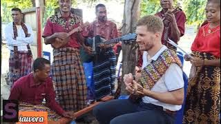 Presiden Direktur Henkel Jerman Main Gambus Bersama Musik Kampung dari Nian Tana Sikka