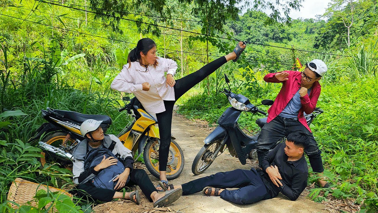 Single mother vs Thieves : Brave Single Mother ❤️ Fights Thief to Protect a Sick Young Man |