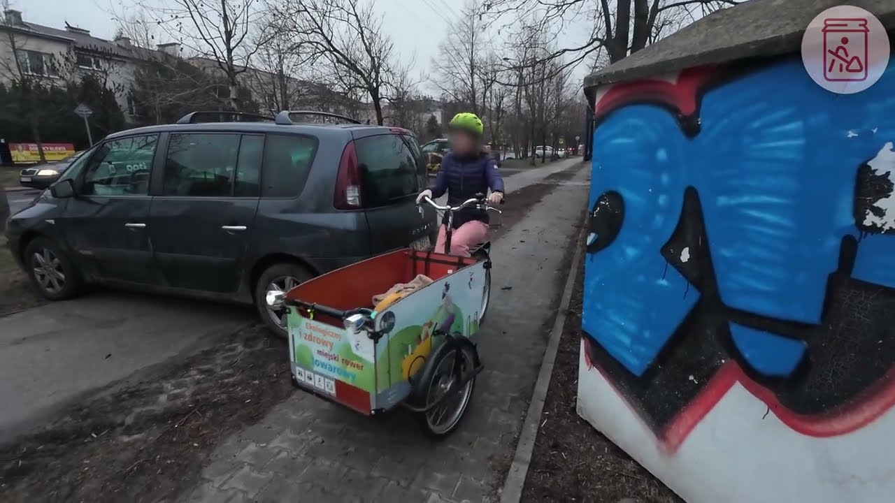 Wycinka nad chodnikiem